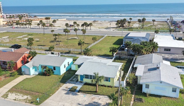 Inlaw suite, Oceanviews, Outside Dining, Peaceful Area, and Walk to Beach!
