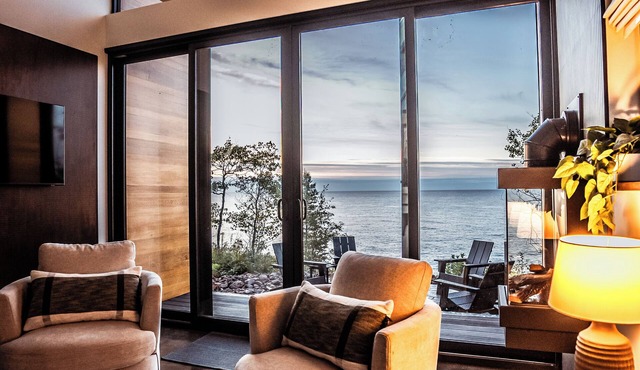 Jarvi: Lakefront Tiny Home w/Treehouse Sauna in Tofte