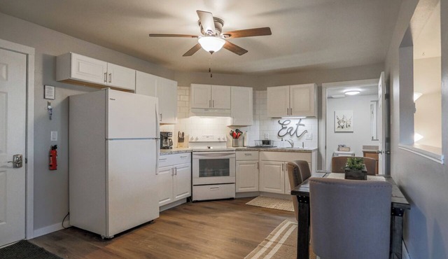 Jelinek Hideaway Unit 2 - Modern 2BR Apartment in Schofield