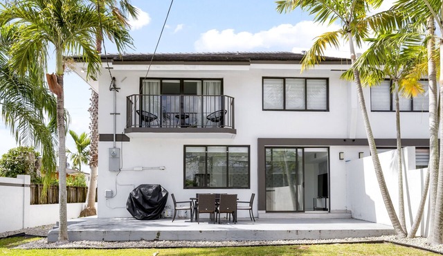 July Special! Modern 4BR - Private Yard & Grill, Near Coral Gables & MIA Airport