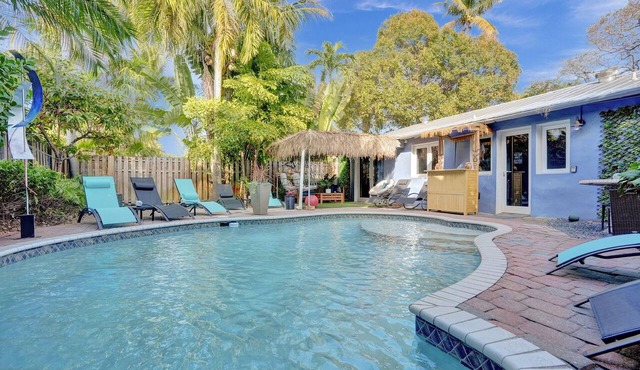 Kiki 5 - Men's Clothing optional Guest House