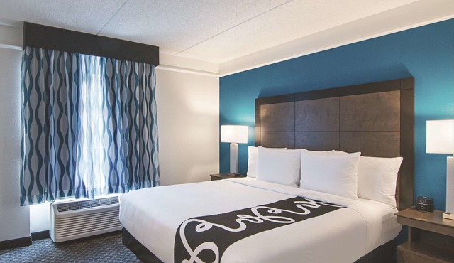 King Bed Deluxe, La Quinta Inn & Suites, Poolside Fun, Near UCF & Universal
