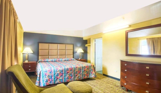King Bed|Smoking|Mobile AL