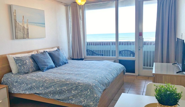 King Size Bed Ocean Front Studio in Daytona Beach!