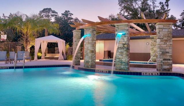 King Studio. Outdoor Pool & Hot Tub. Free Breakfast. Near U of Florida.