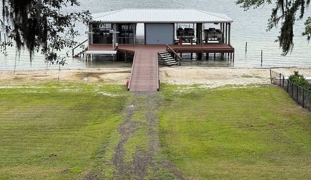 Kingsley Lake home 3/2.5 sleeps 11 with large private beach and dock