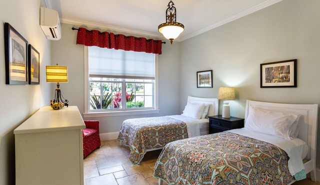 Knickerbocker Suite 08A - Fully furnished 1 bed/ 1 shared bath/ Nature Views & Pool in Naples, FL in Naples