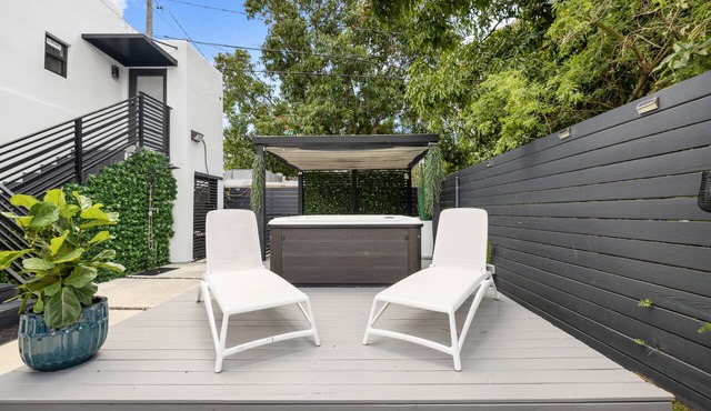 La Casita @MÍA Design District 2BR/1BA Free Parking-Private Fence Patio-Hot Tub