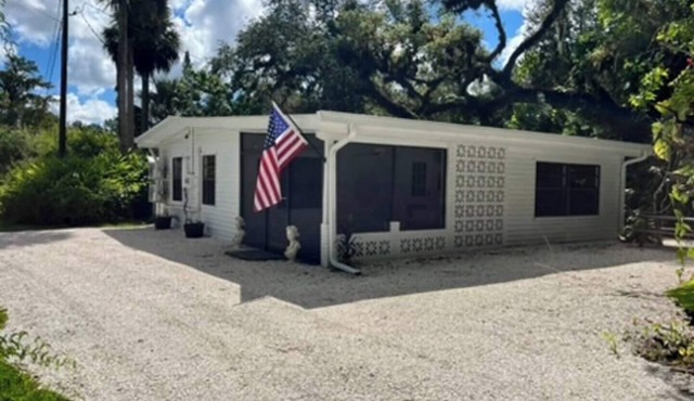 La Maison at Alva Oaks Farm- A quiet and serene getaway nestled among old oaks! in Alva