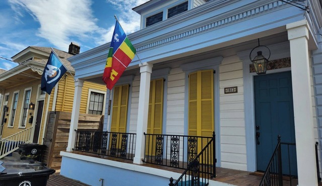 La Maison De La CournLovely 4 bdr, 4 bath cottage, 6 TVs, WiFi, 2 washer/dryer.