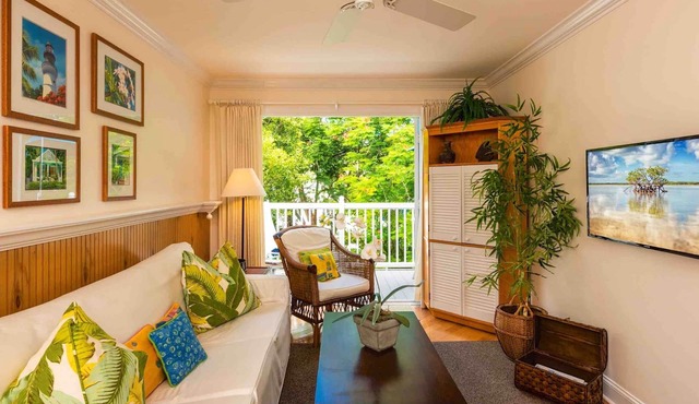 *LA PETITE PENTHOUSE* Elegant Condo & Pool + Last Key White Glove Service.