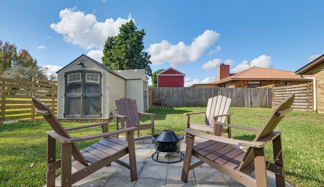 Lake Jackson Retreat w/Lanai & Large Yard!
