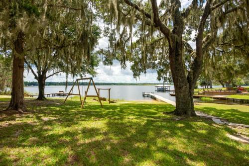 Lake Winnott Home w/Boat Ramp & Dock