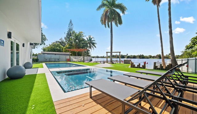 Lakefront Luxe Near Hard Rock Stadium Pool & BBQ