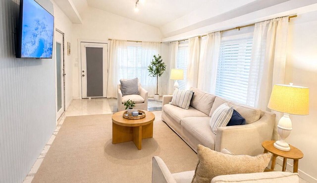 Lakefront Studio Near Universal & Sea world