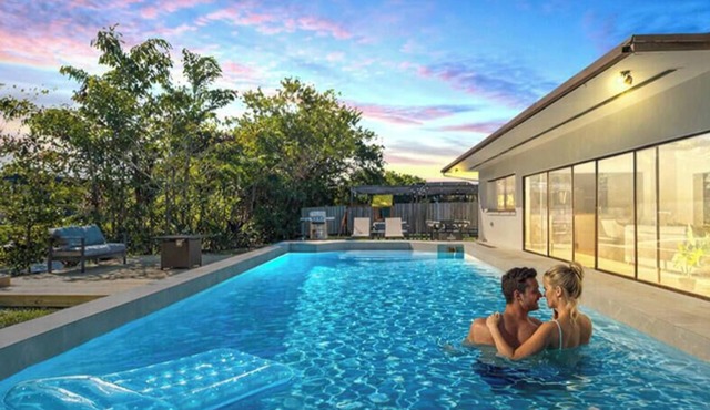 Lakefront Villa 6BR Pool & BBQ Near Calle 8