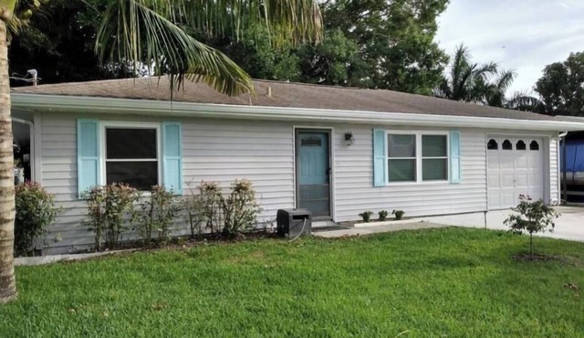 LAKEHOUSE, with dock in backyard. Premier Treasure Island area, 3 bedroom w AC.