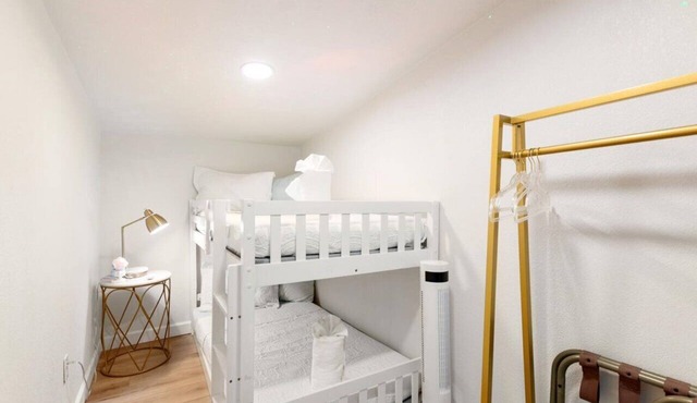 Lakeside Escape, 2BR 1 BA, Cozy Lux Cottage near Disney, Universal and Legoland