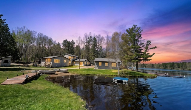 Lakeside Lodging, Multi-Cabin Lake Frontage! in Phillips