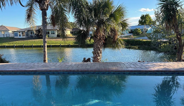 Lakeside Retreat 3BD/2BA home with pool for a relaxing getaway in Venice