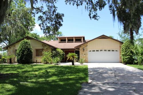 Lakeview Retreat w Jacuzzi Tub Gator Den