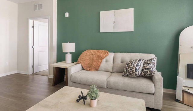 Landing | Chic 2BD, Gym