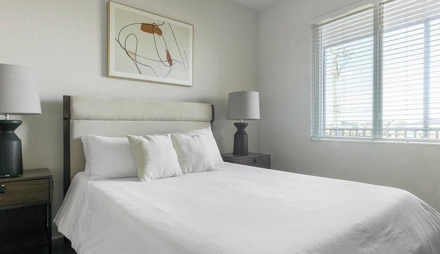 Landing | Chic 2BD, Pool, Gym in Palmetto