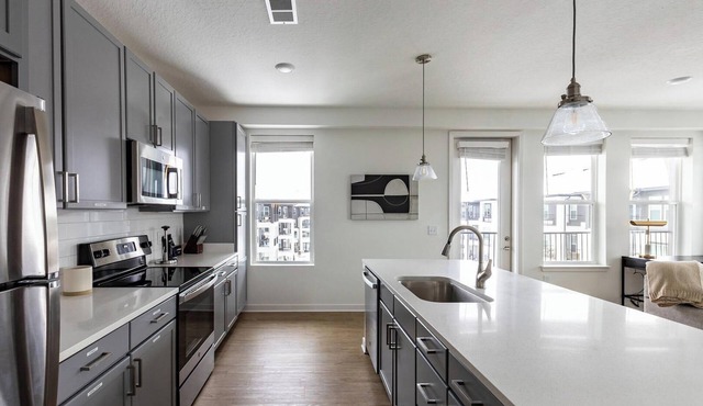 Landing | Modern 2BD in Manhattan Harbour in Cincinnati