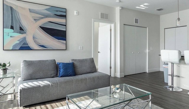 Landing | Modern 2BD, Pool, Gym