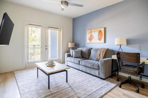 Landing Spectacular 1BD Gym Pool