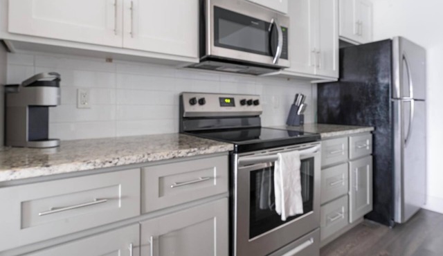 Landing | Spectacular 2BD, Clubhouse, Pool