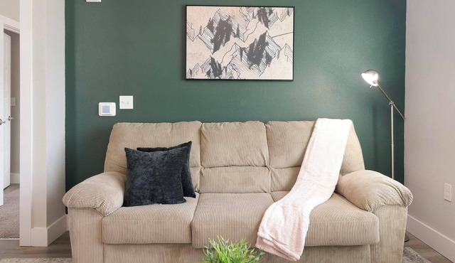 Landing | Stylish 1BD, Pool, Clubhouse