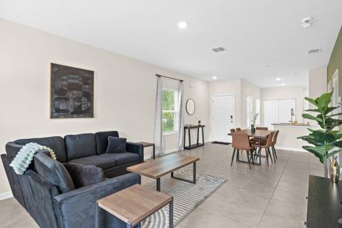 Large 3BR Townhome| Pool | Gym | Close to Beach.