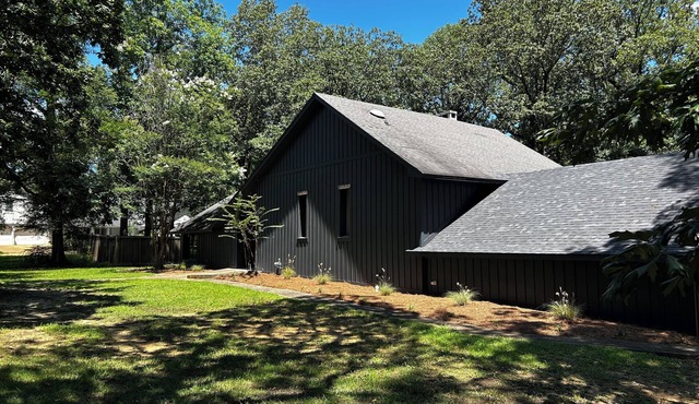 Large Contemporary 5-bedroom house with privacy! Sleeps 12 in Tupelo