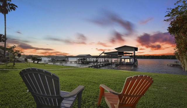🔥LARGE, PRIVATE DOCK - WATERFRONT OASIS🔥 Home with beautiful river views
