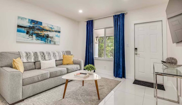 Las Olas Chic Apt w/Patio & Free Parking