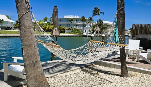 Latitude 24! Cabana Club access, deep canal, jacuzzi, kayaks, ice machine.