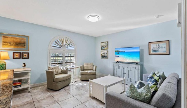 Le Monaco - 1 BR Romantic Condo! Getaway Steps from 5th Ave S Stylish Coastal Retreat with King Bed Beach Access and Prime Location, Near Dining Shopping and Sunset Views!
