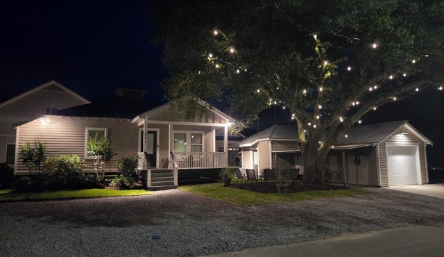 "Lil House" Cozy 2-bedroom cottage walking distance to beach and downtown.