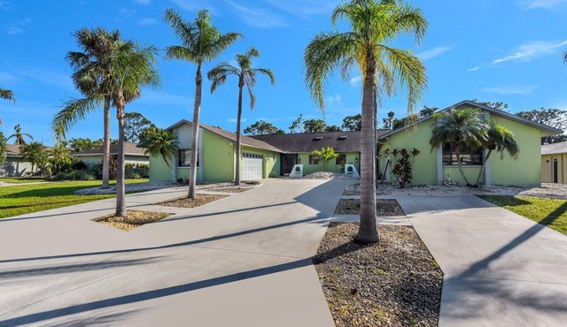 Littlestone Villa updated 2-bedroom duplex with spa looking out to wilderness