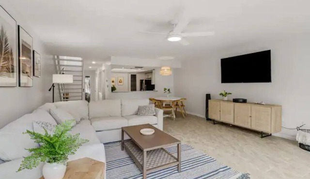 Location! 2 bd/2.5ba near Mercato/VanderbiltBeach.
