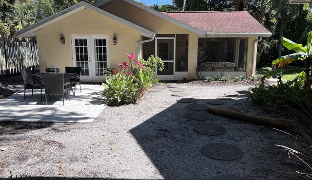 Location! walk to bay, New College, Ringling Museum, downtown and the beaches