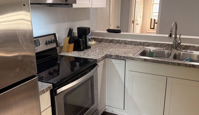 Lovely 2-bedroom bungalow with AC in vibrant Memphis midtown neighborhood.