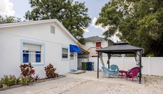 Lovely 2-bedroom house with AC in charming Tampa