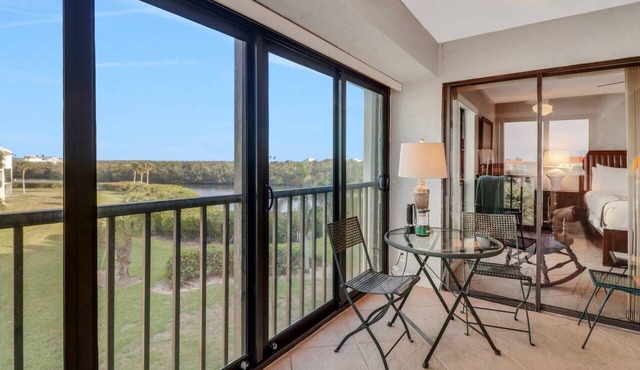 Lovely End-Unit, Lagoon-Front Community, South of Mid-Island! Heated Community Pool! Free Parking!
