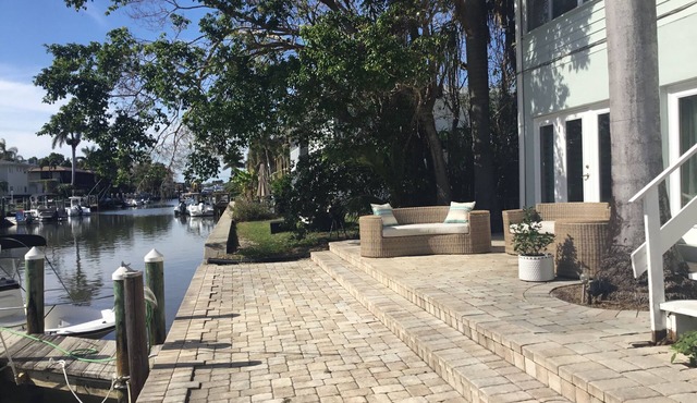 Lovely Two bedroom/Two bath Main Floor on the canal to Naples Bay! Pet friendly