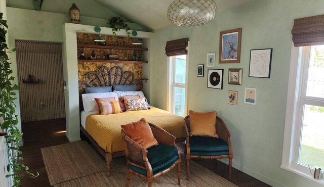 Lush Tropical Studio in Historic Sailboat Bend, close to Downtown