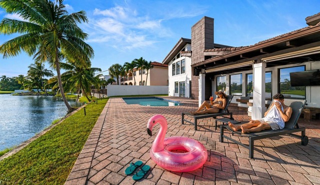 Lux Mansion Lakefront Views, MiniGolf & Pool BBQ
