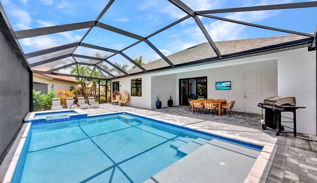 Luxe Canal Home, Boat Rental, Walk to Cape Harbour