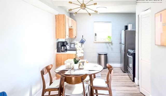 Luxe Modern loft w/King Bed, Free Parking & Wi-Fi